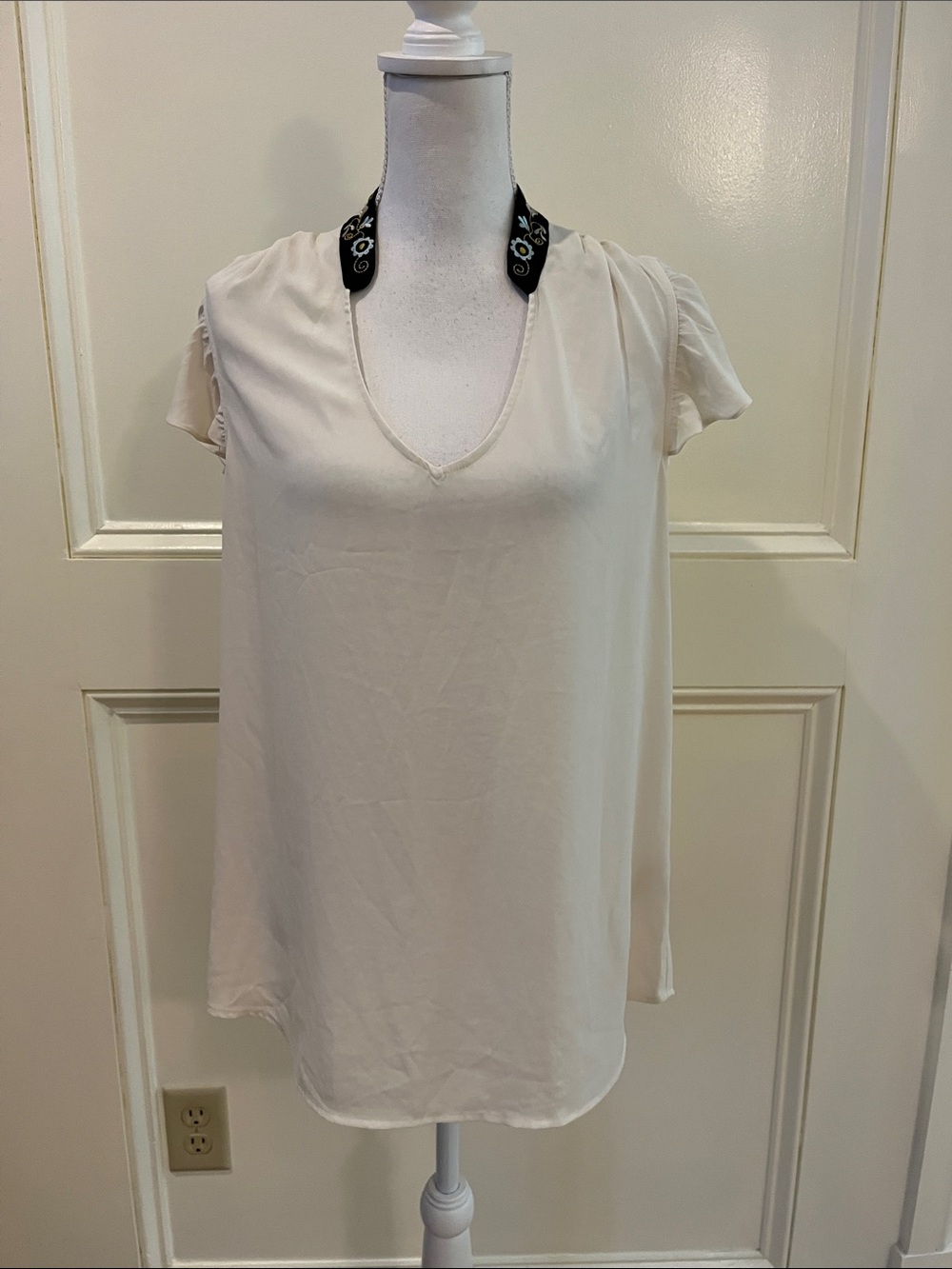 HD in Paris Cream V-Neck Short Sleeve Blouse with Black Embellished Collar